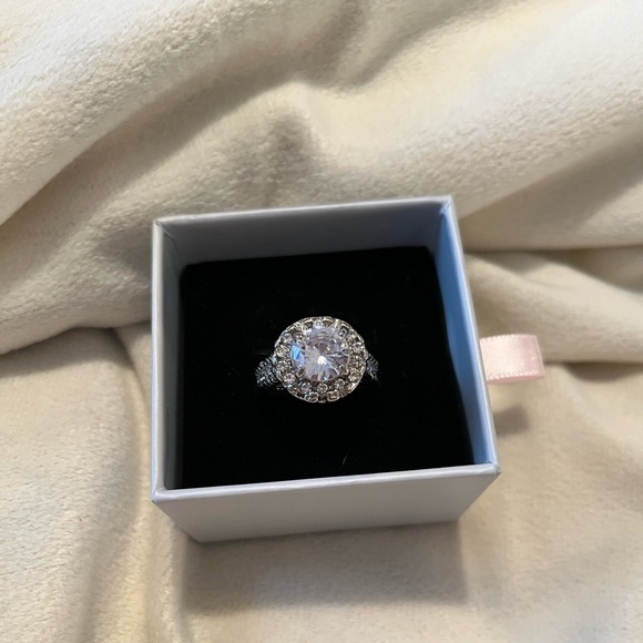SPARKLING FASHION RING | SIZE 8 - Picture 1 of 13